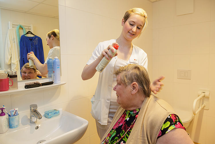 Pflegerin und Frau im Badezimmer